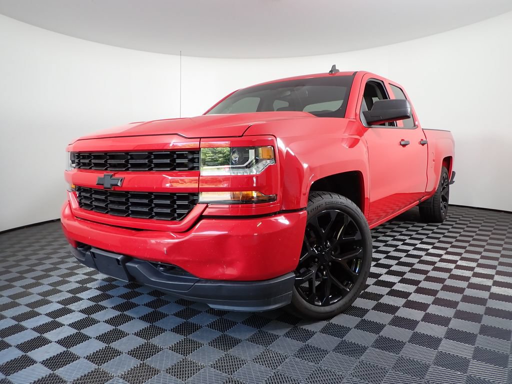 Used 2018 Chevrolet Silverado 1500 Custom w/ Custom Convenience Package RWD image 2