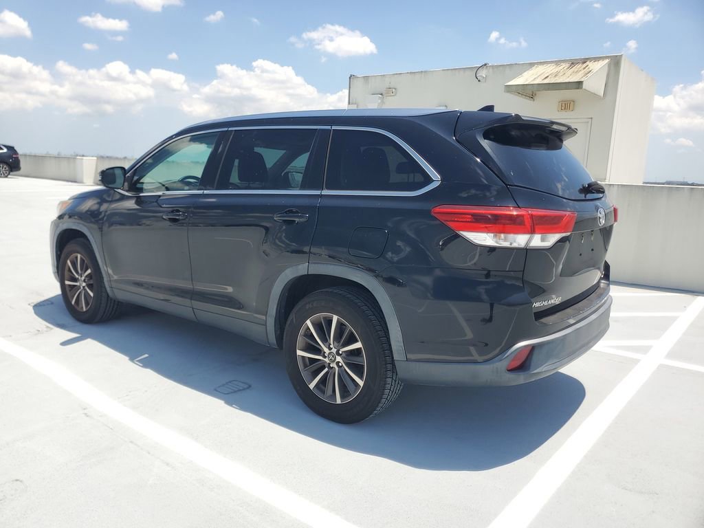 Used 2019 Toyota Highlander XLE FWD image 4