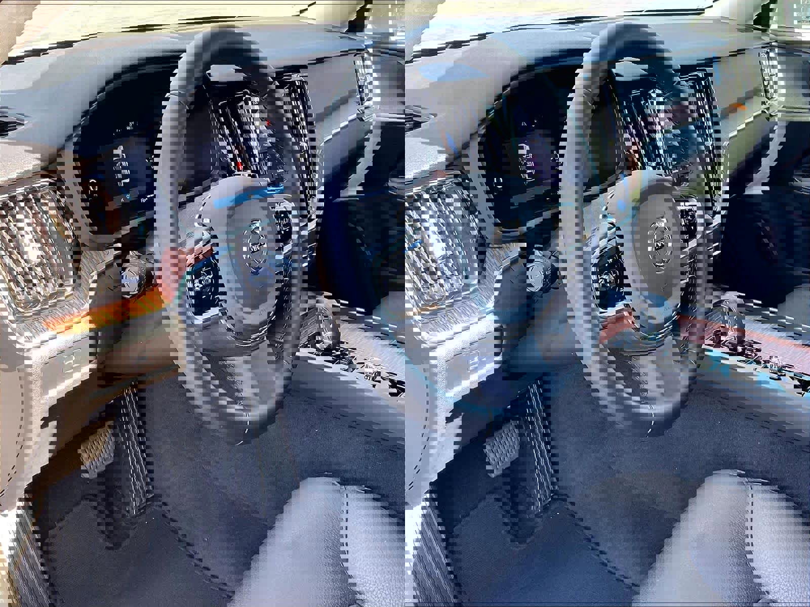 Used 2025 Volvo V60 B5 Cross Country Plus image 17