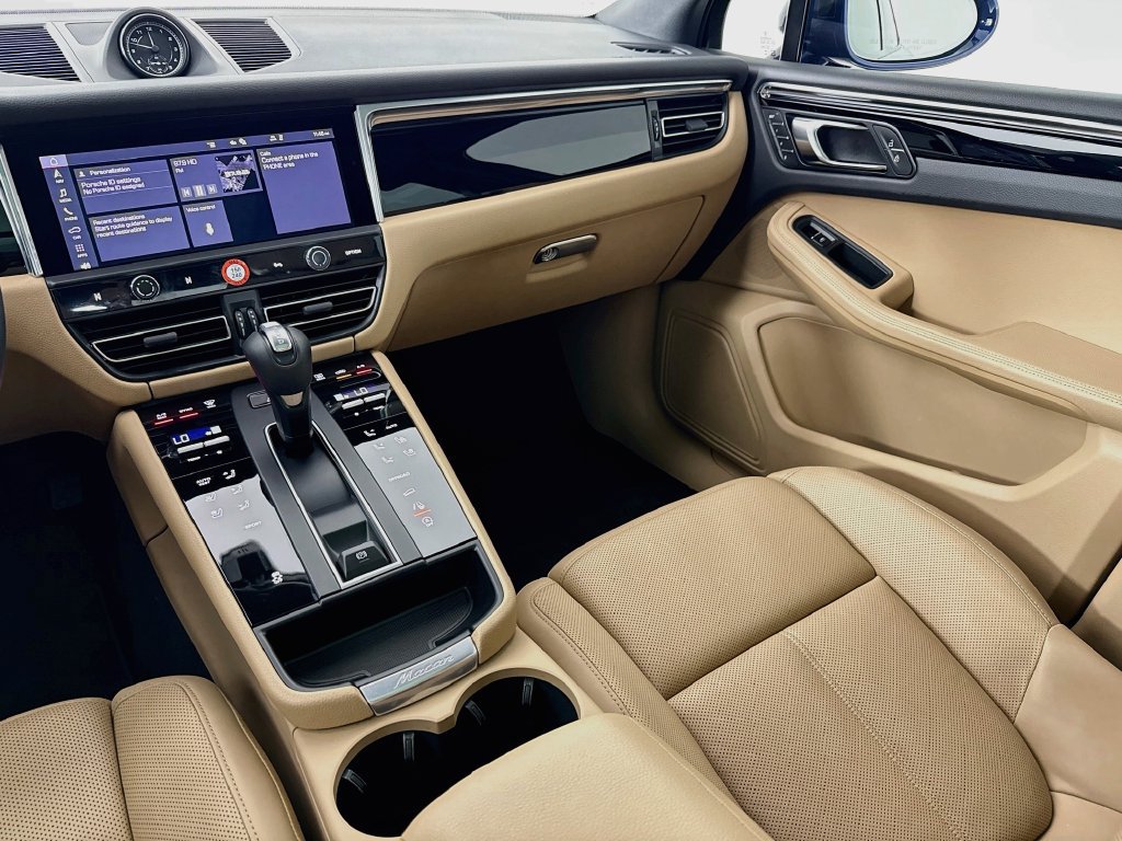Certified 2025 Porsche Macan AWD/4WD image 25