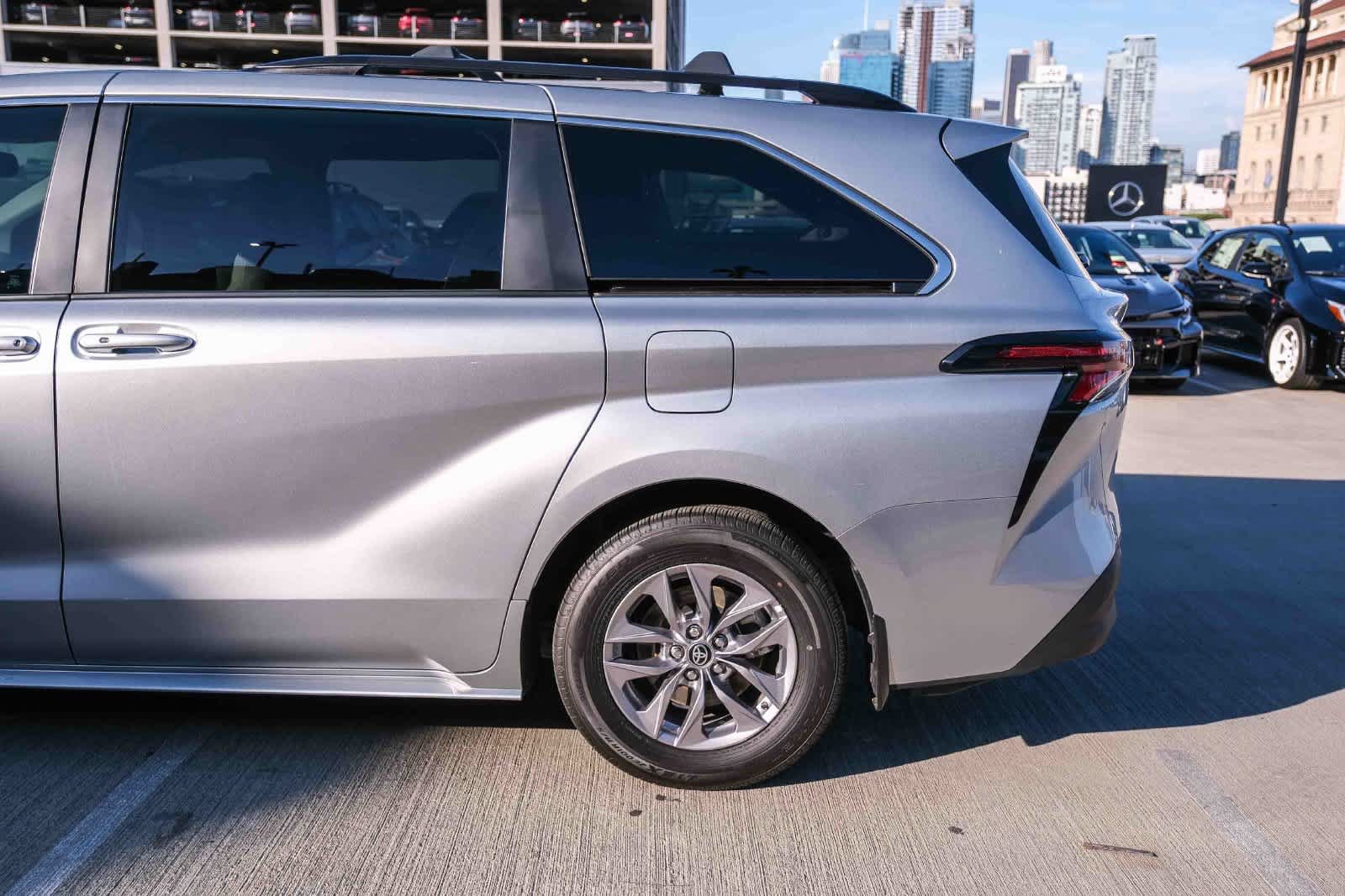 Used 2024 Toyota Sienna LE w/ LE Plus Package FWD image 8