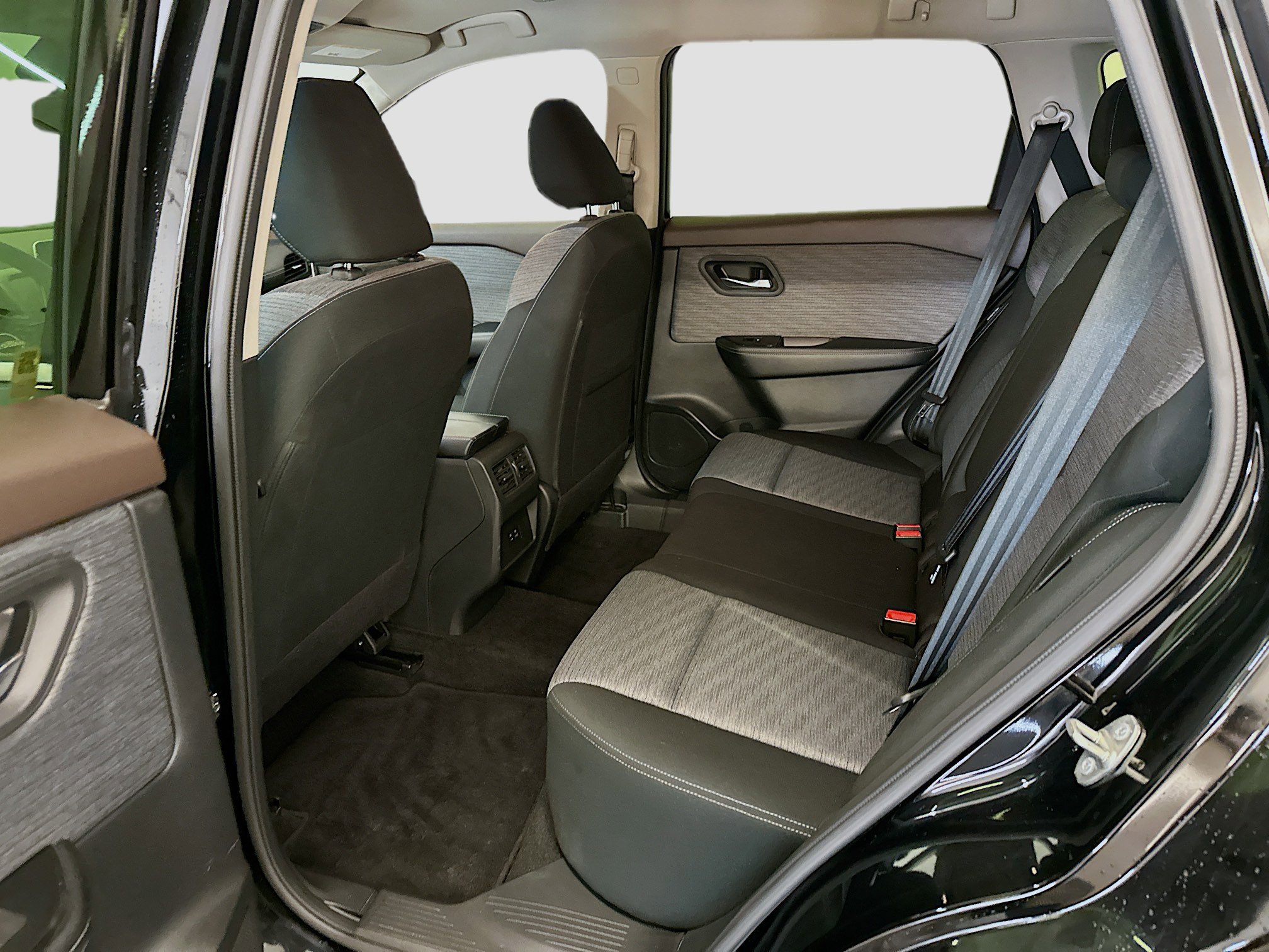 Used 2023 Nissan Rogue SV image 28