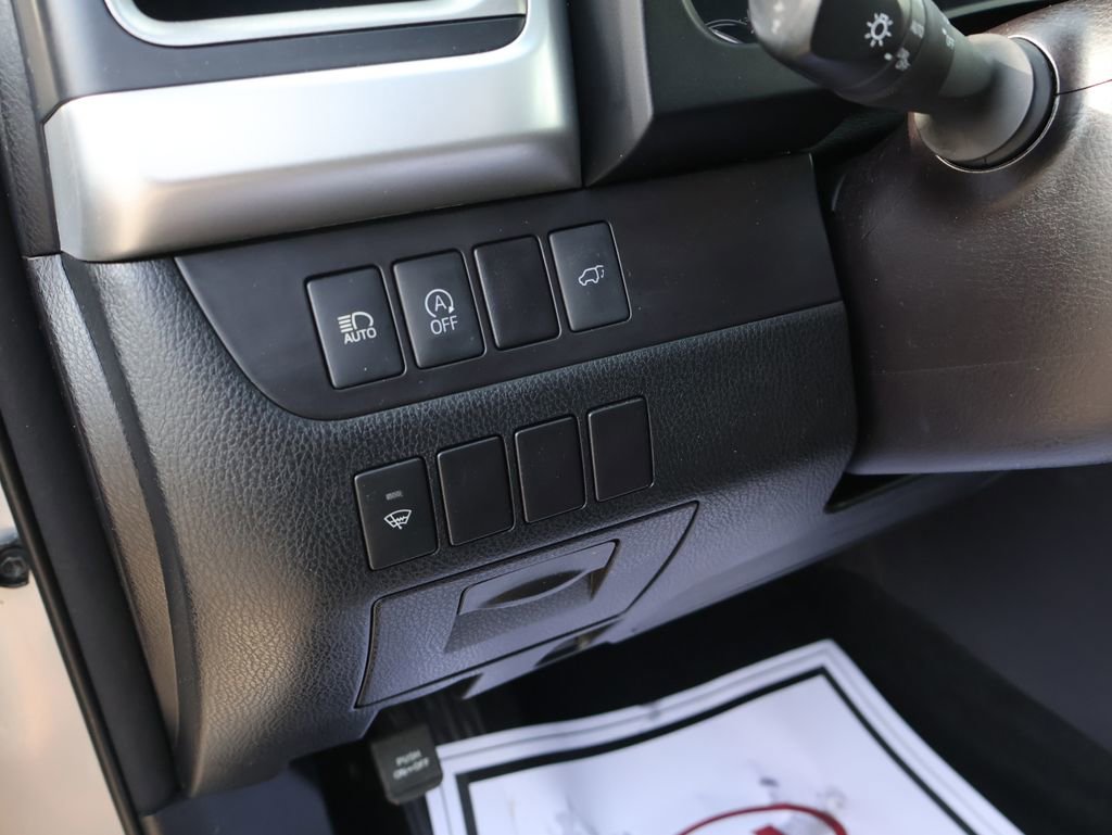 Used 2017 Toyota Highlander SE image 27