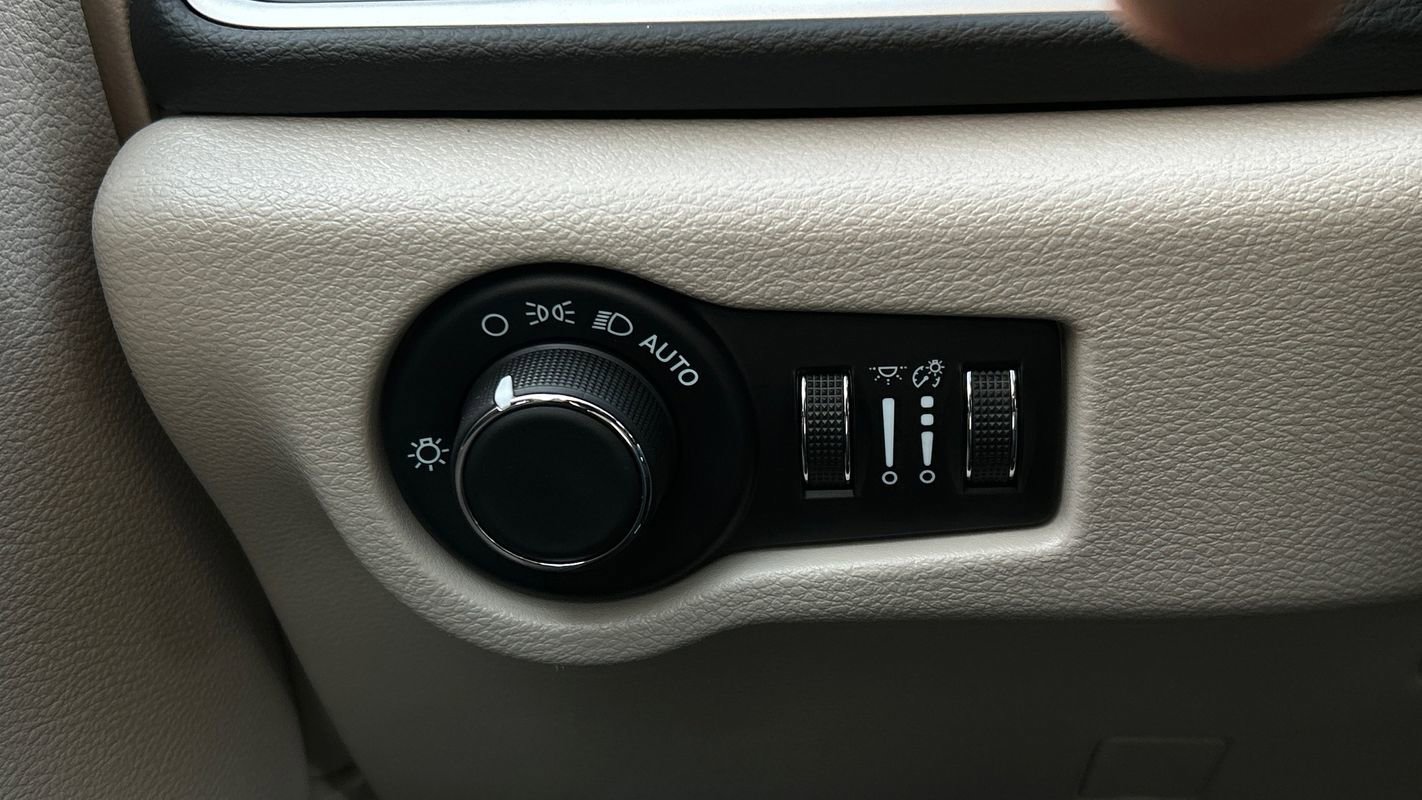 Used 2023 Chrysler Voyager LX image 23