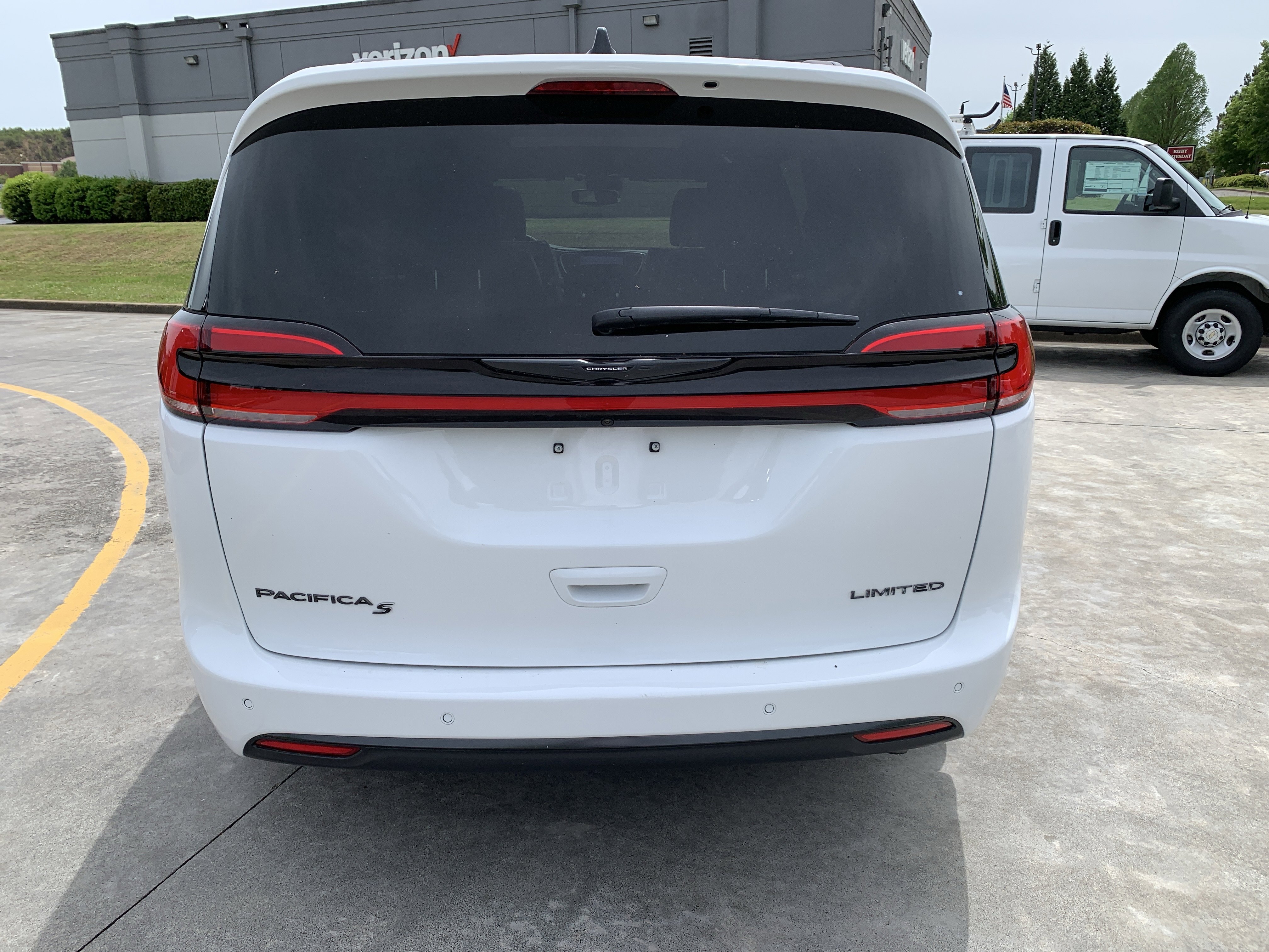 Used 2025 Chrysler Pacifica Limited FWD image 4