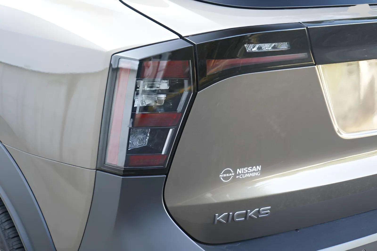 Used 2025 Nissan Kicks SV image 21