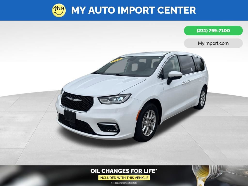 Used 2023 Chrysler Pacifica Touring-L FWD image 3
