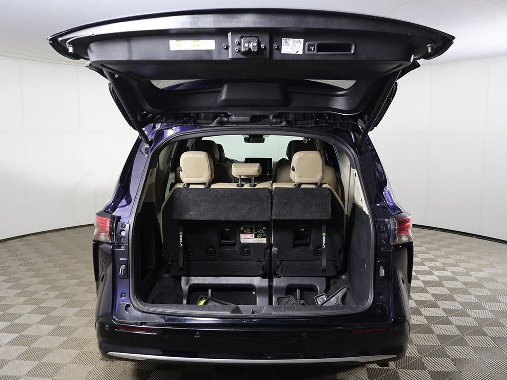 Used 2022 Toyota Sienna Limited image 17