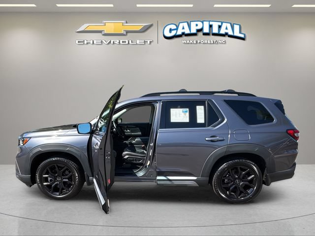 Used 2025 Honda Pilot Touring image 9