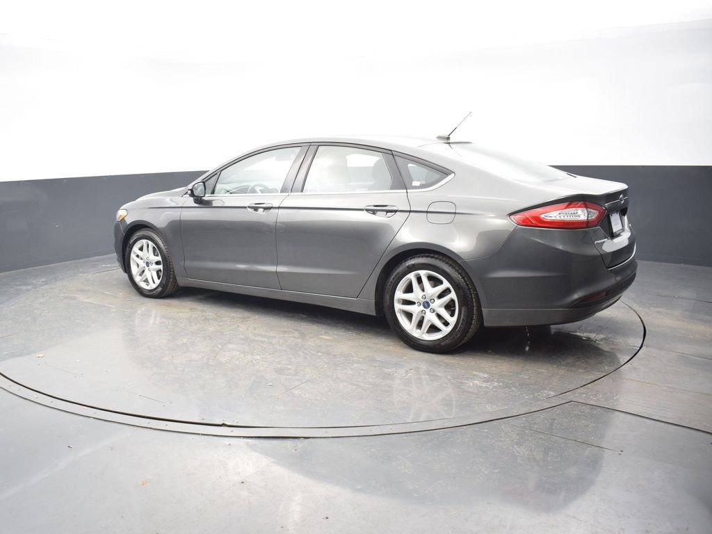 Used 2016 Ford Fusion SE image 3
