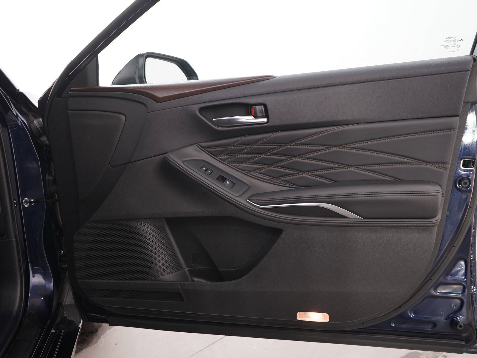 Used 2022 Toyota Avalon Limited FWD image 9