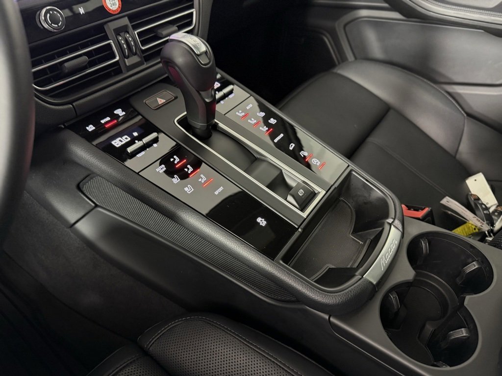 Certified 2025 Porsche Macan image 23