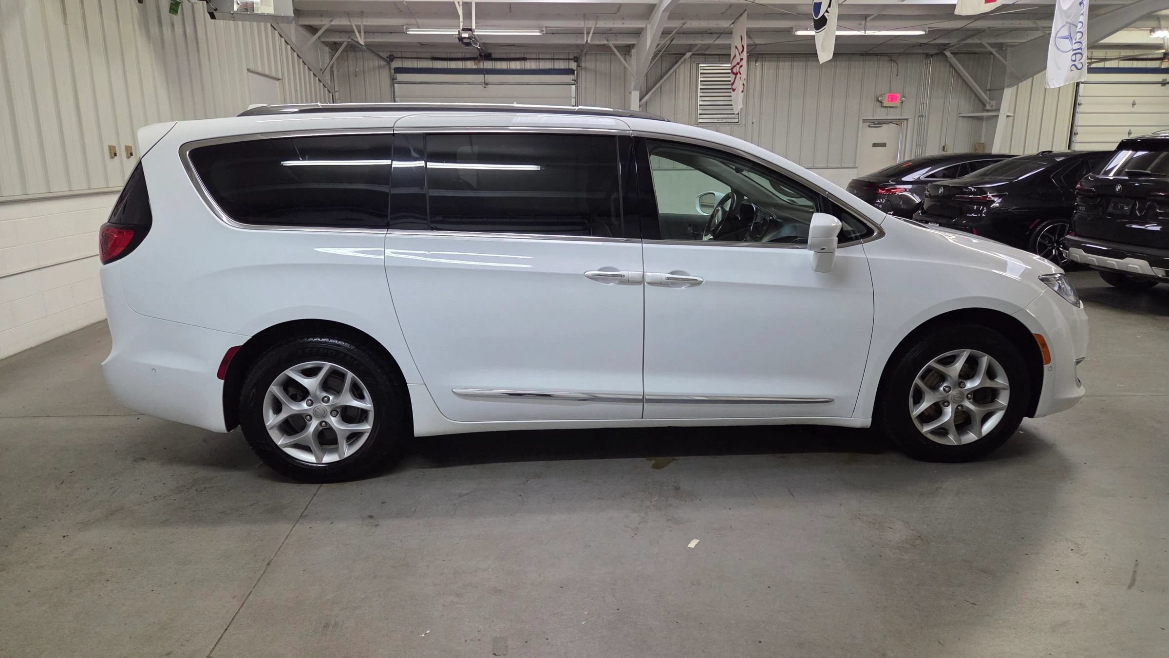 Used 2018 Chrysler Pacifica Touring-L Plus FWD image 9