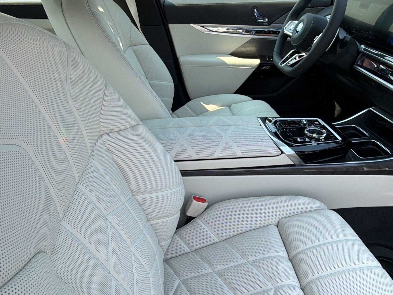 New 2026 BMW 750e xDrive AWD/4WD image 24