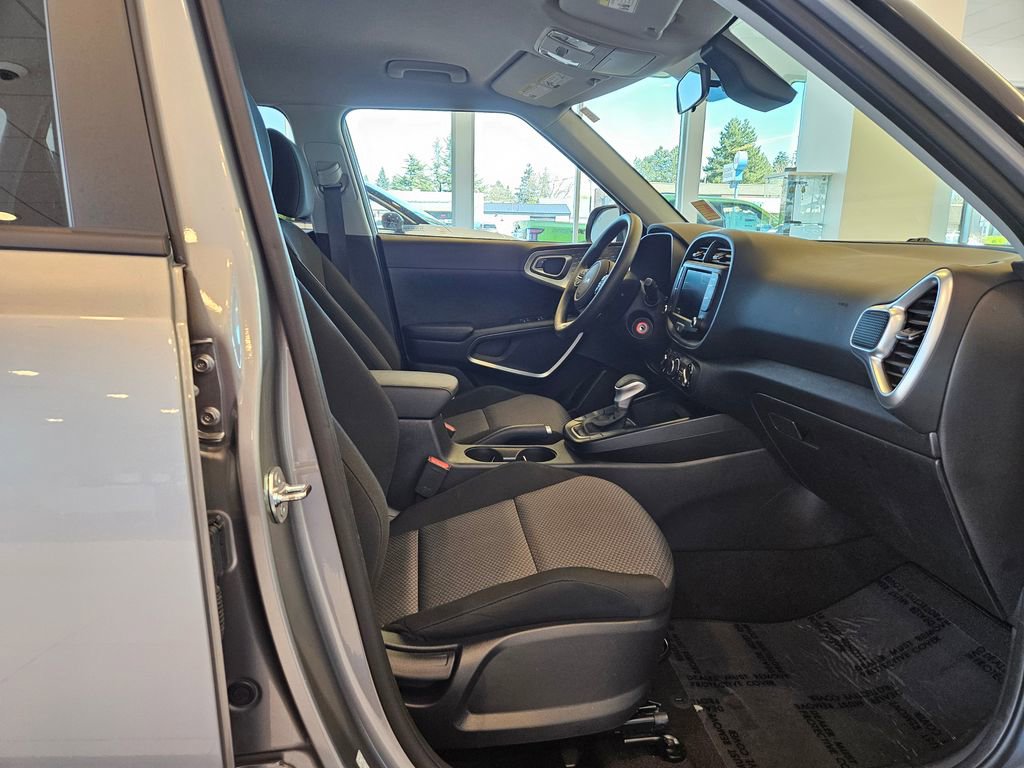 Used 2025 Kia Soul LX w/ LX Technology Package FWD image 24