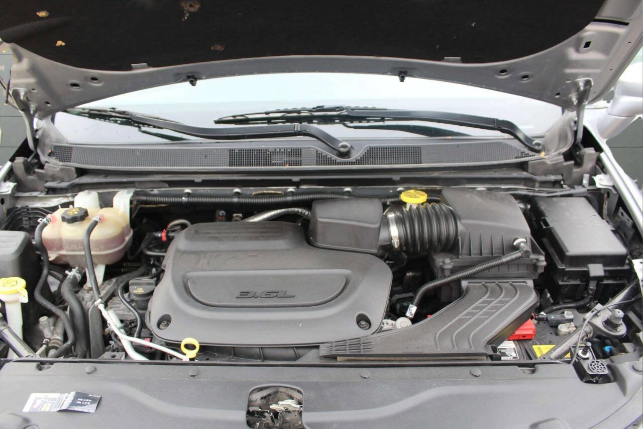 Used 2020 Chrysler Pacifica Touring-L FWD image 9