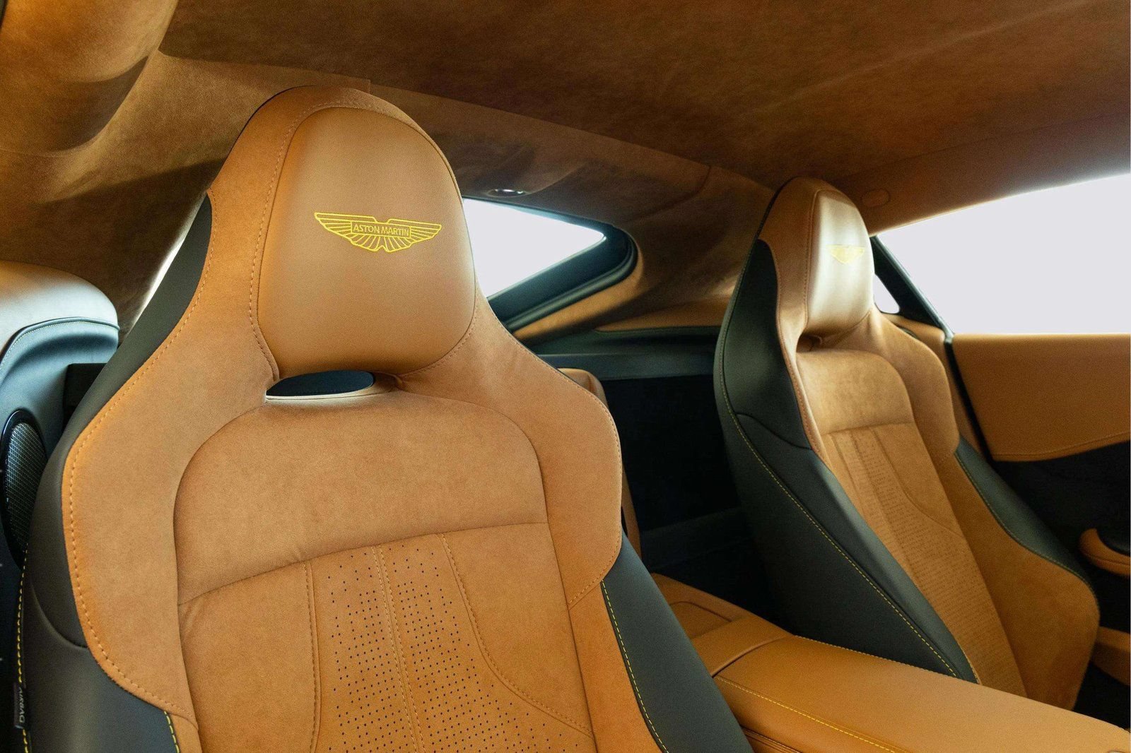 Used 2025 Aston Martin V8 Vantage Coupe RWD image 16
