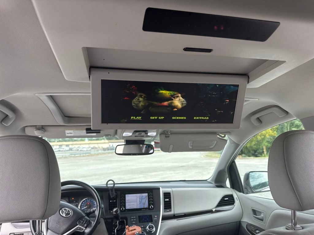 Used 2018 Toyota Sienna XLE Premium FWD image 21