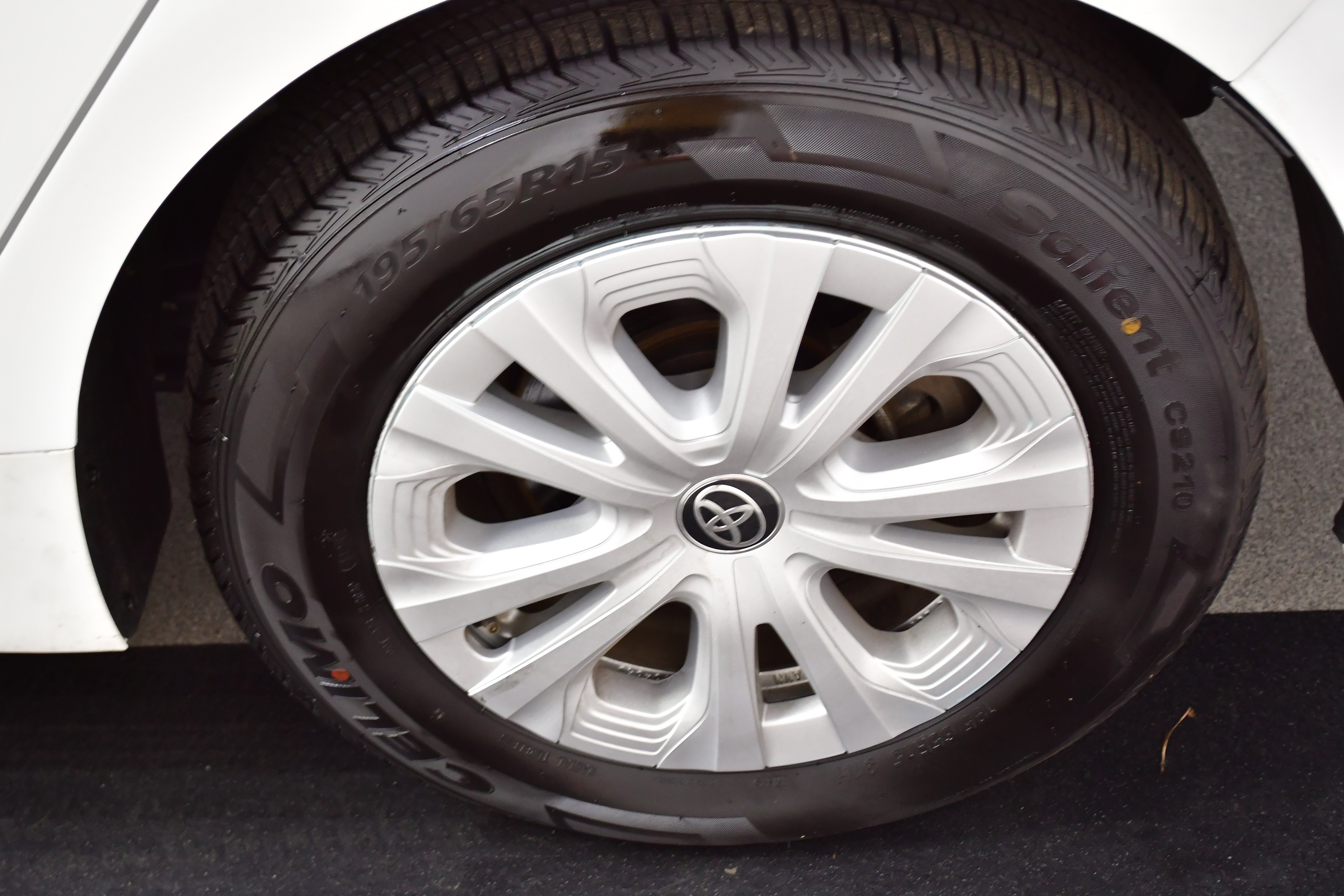 Used 2022 Toyota Prius LE image 52