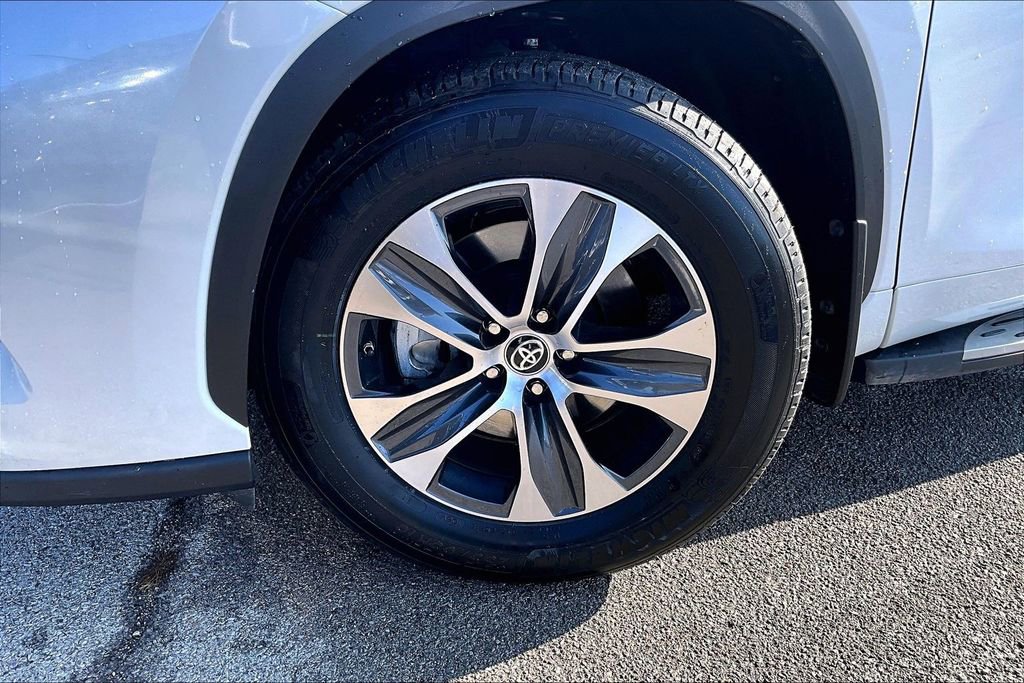 Used 2024 Toyota Highlander LE image 12