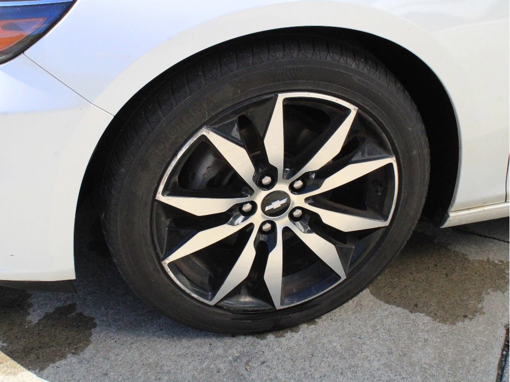 Used 2017 Chevrolet Malibu LT w/ Leather Package FWD image 9