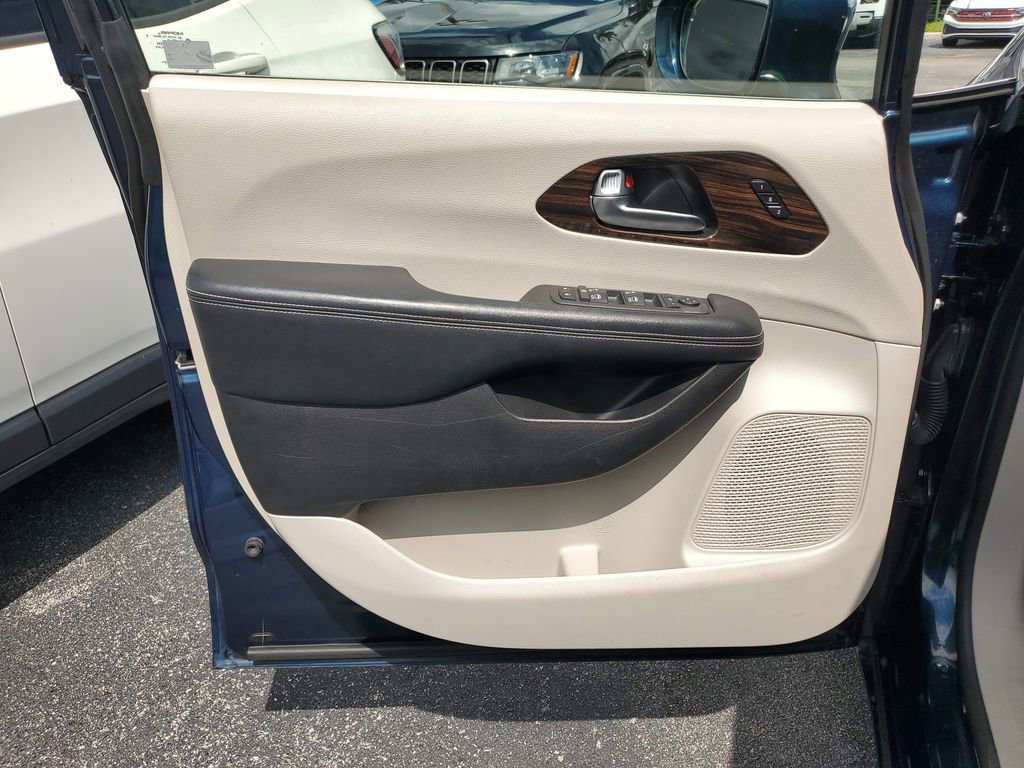 Used 2021 Chrysler Pacifica Limited w/ Uconnect Theater Family Group image 13