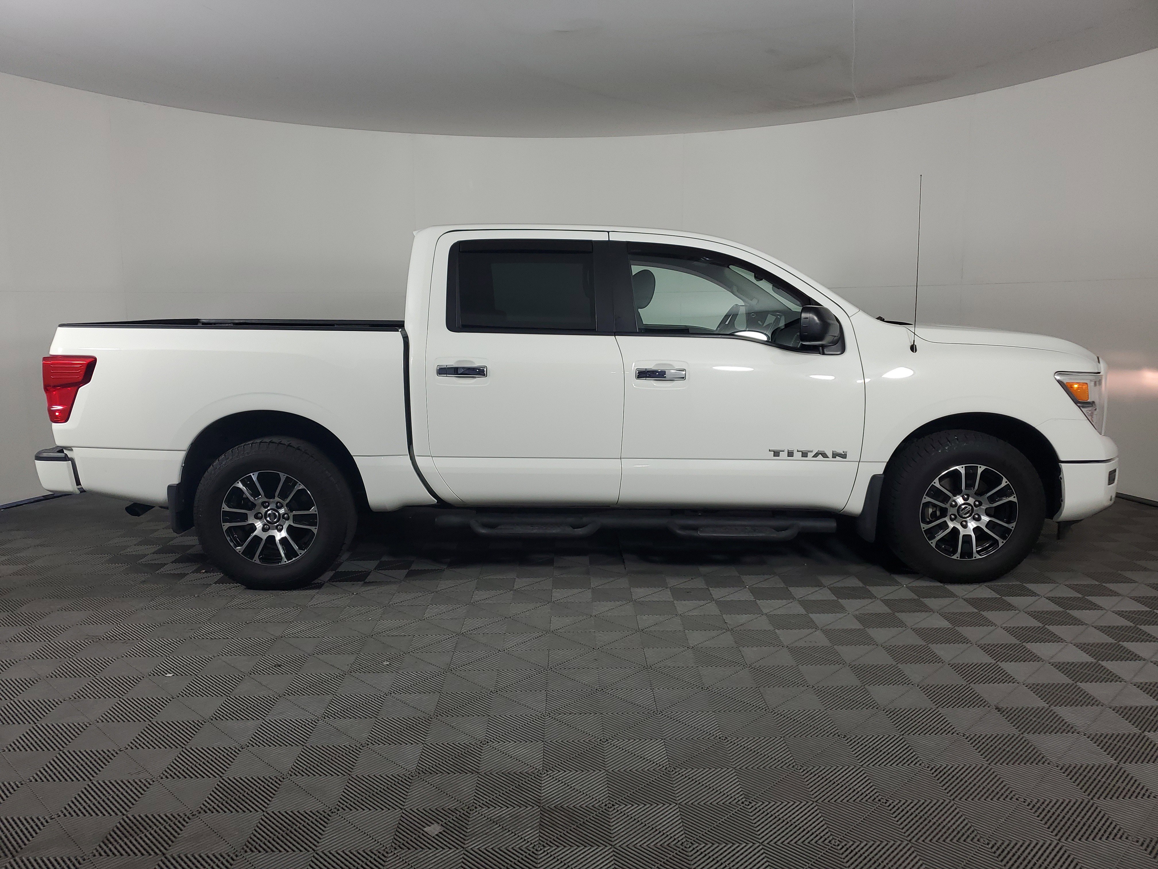 Used 2021 Nissan Titan SV w/ SV Convenience Package image 3