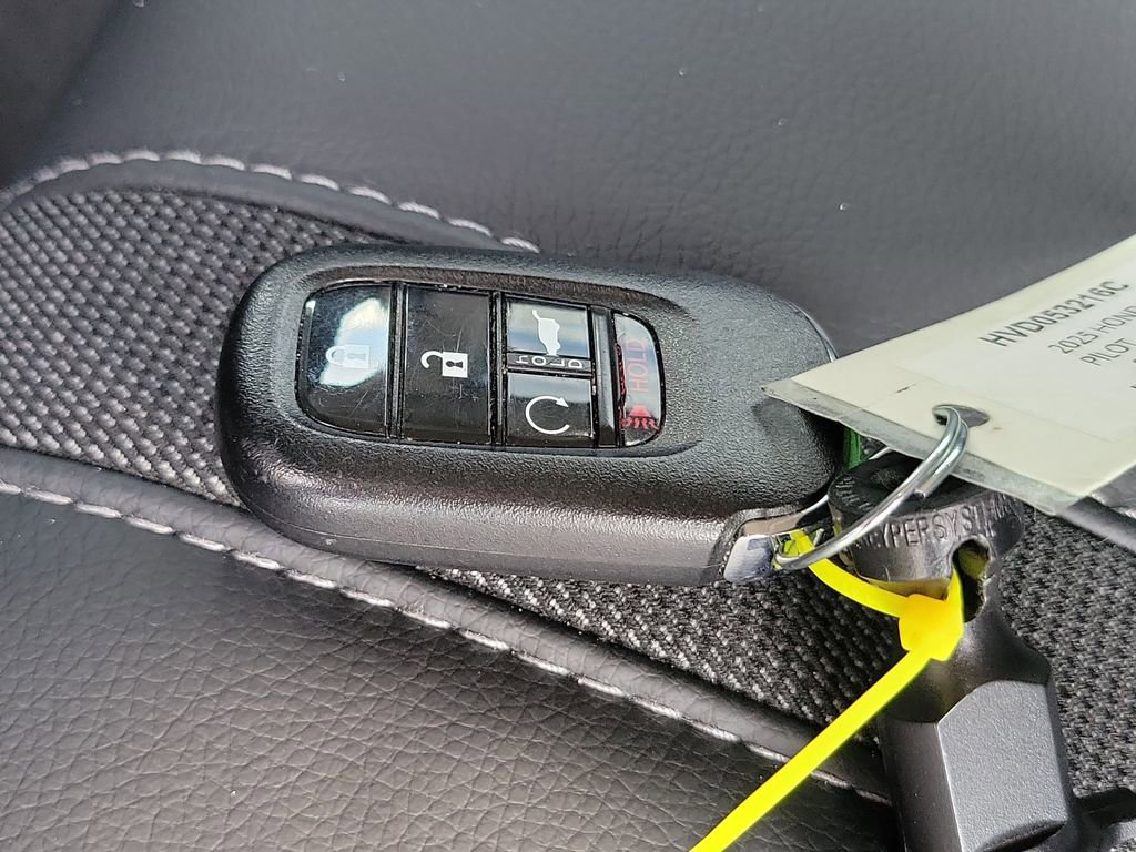 Used 2025 Honda Pilot Touring image 32