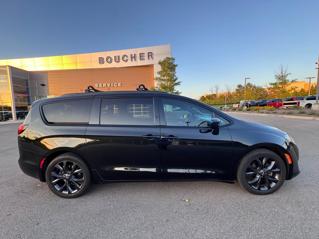 Used 2020 Chrysler Pacifica Touring w/ S Appearance Package FWD image 5
