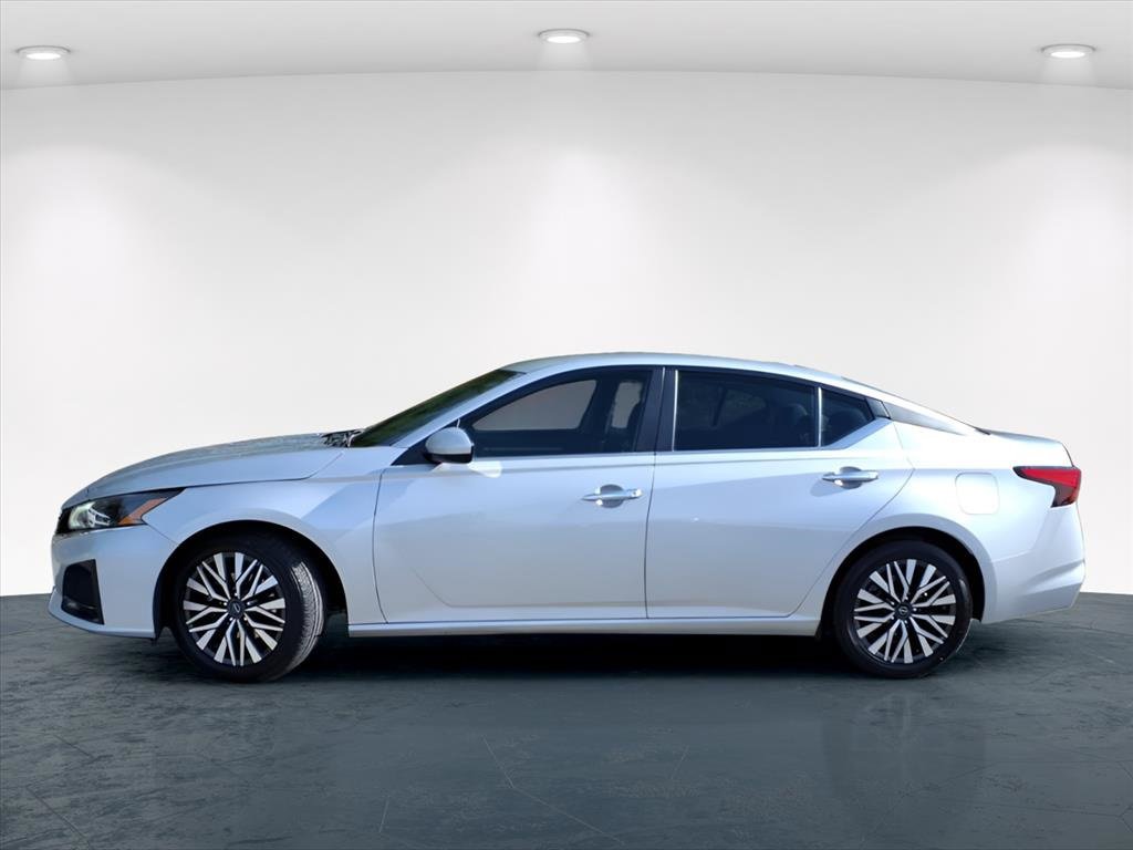 Used 2023 Nissan Altima 2.5 SV image 3