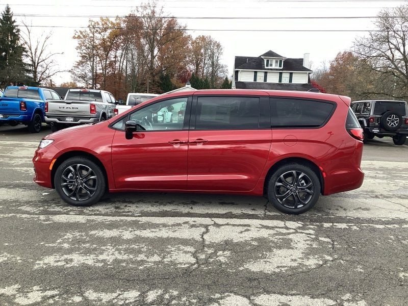 New 2026 Chrysler Pacifica Select image 4