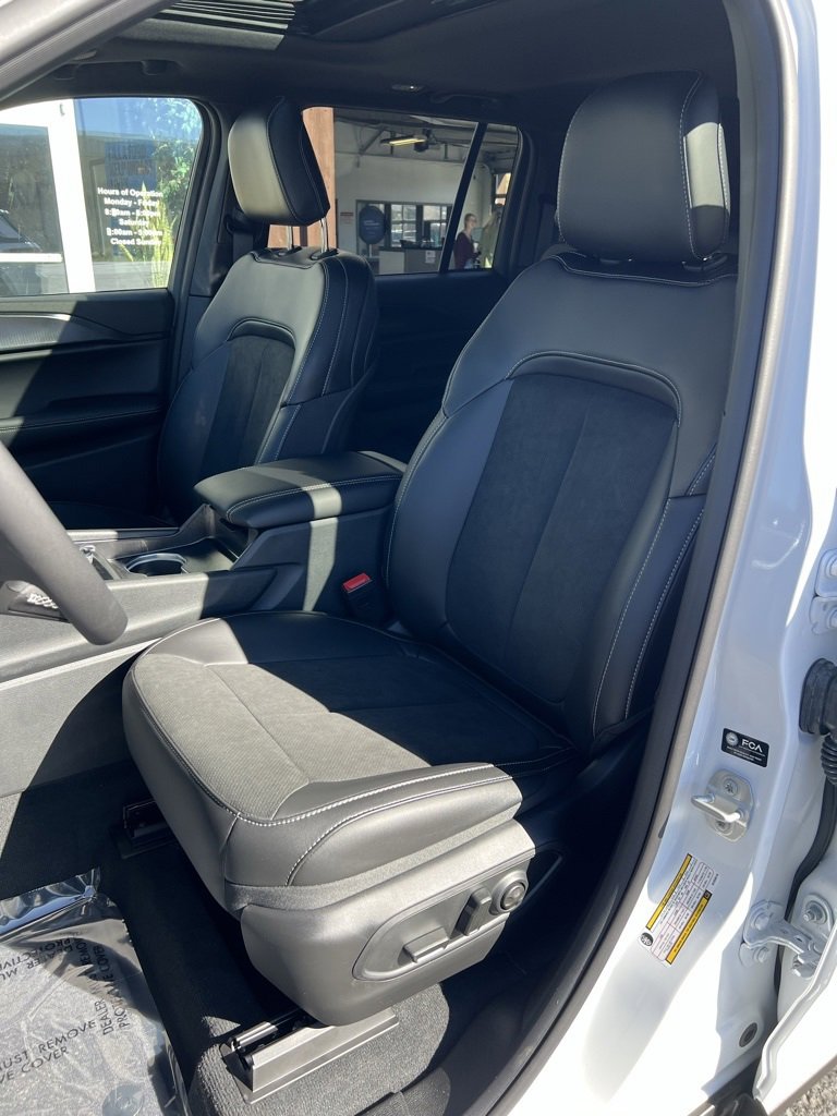 New 2025 Jeep Grand Cherokee Altitude image 11