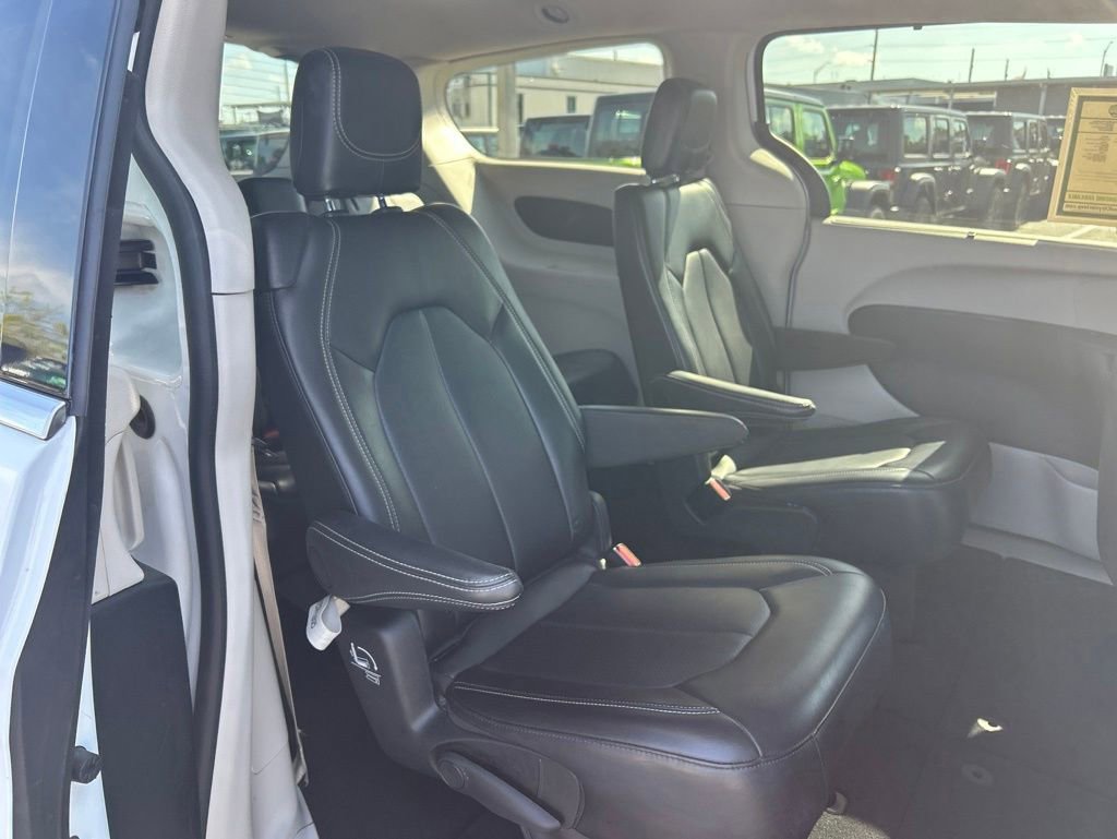 Used 2024 Chrysler Pacifica Touring-L FWD image 19