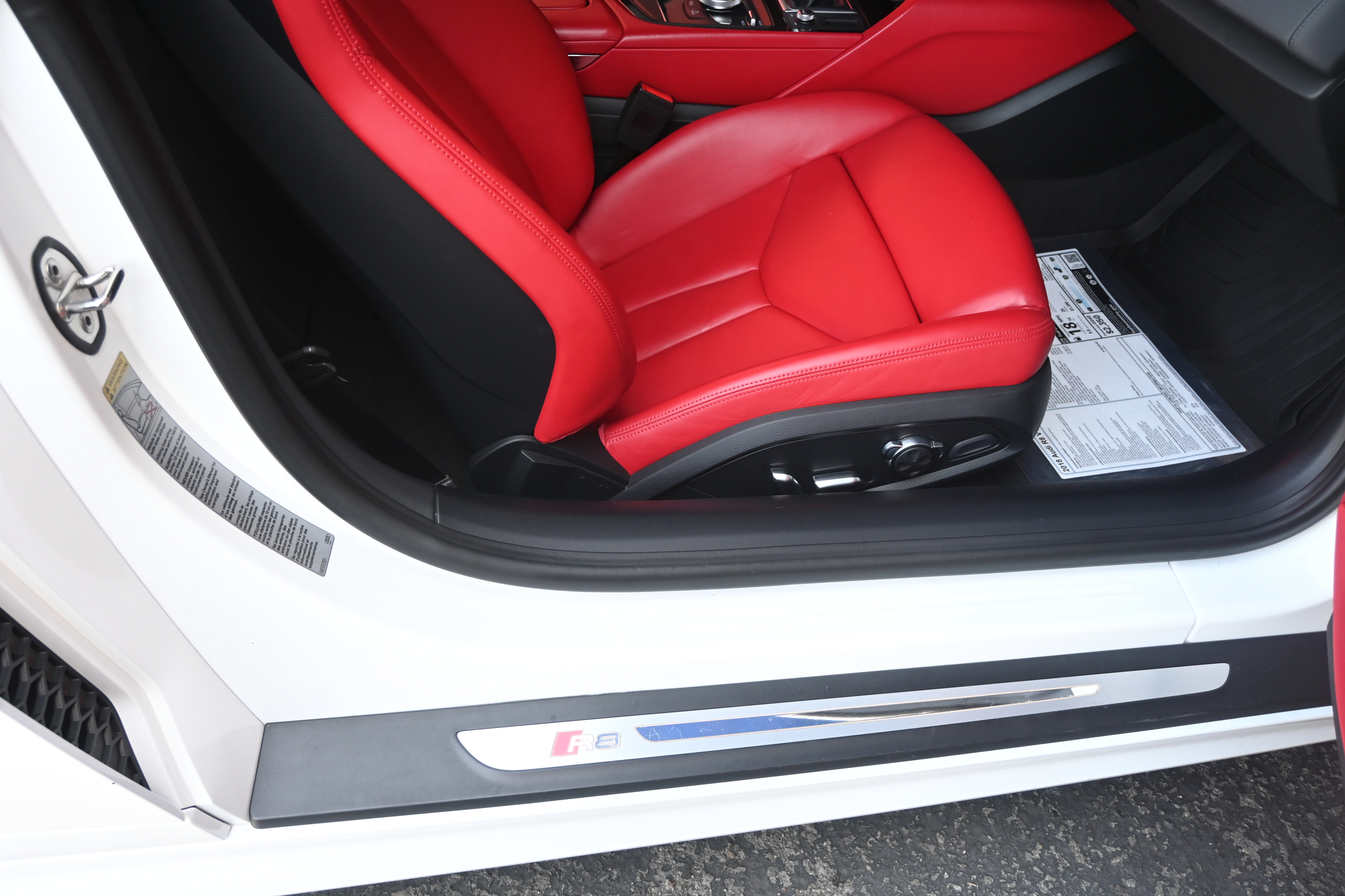 Used 2018 Audi R8 V10 w/ Premium Package RWD image 37