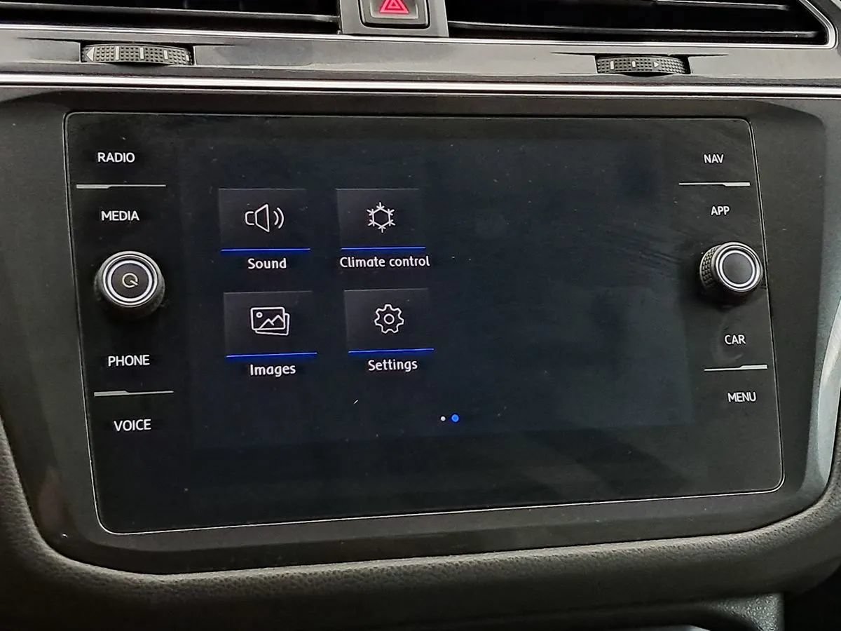 Used 2018 Volkswagen Tiguan SEL w/ 3rd Row Seat Package AWD/4WD image 17