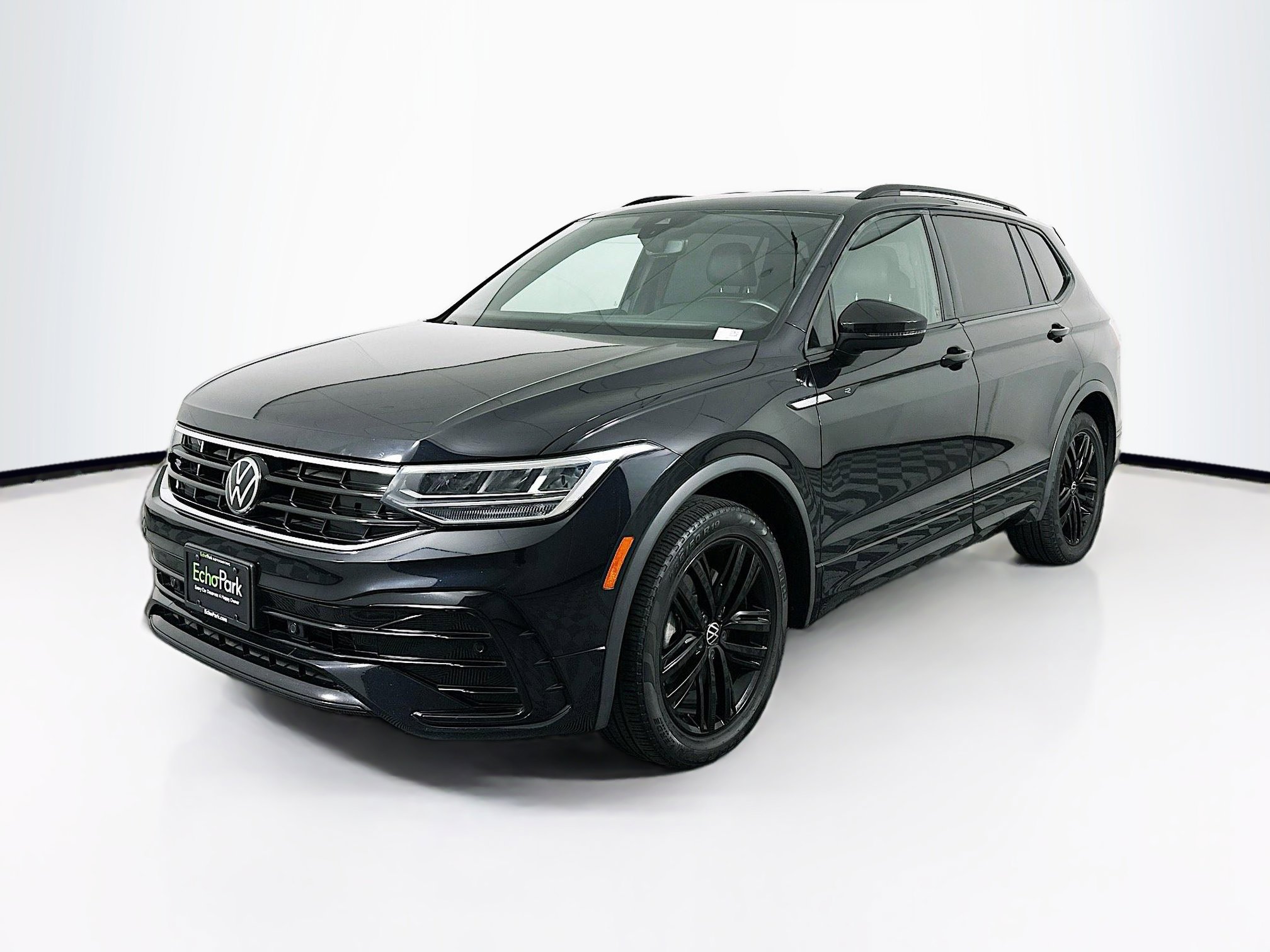 Used 2022 Volkswagen Tiguan SE R-Line image 3