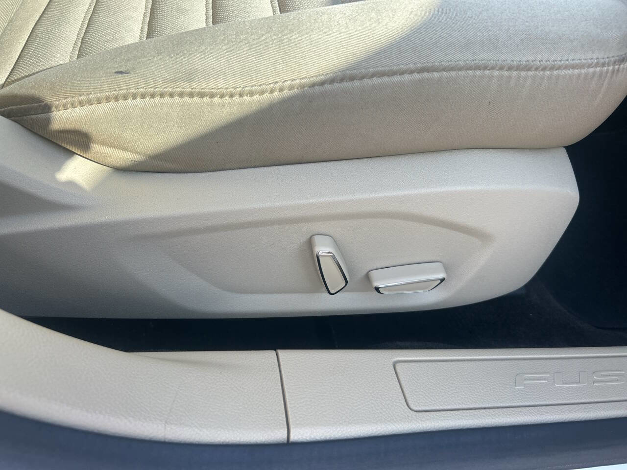 Used 2015 Ford Fusion SE image 27