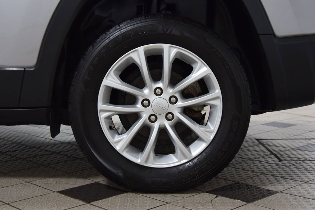 Used 2019 Jeep Cherokee Latitude w/ Cold Weather Group image 24