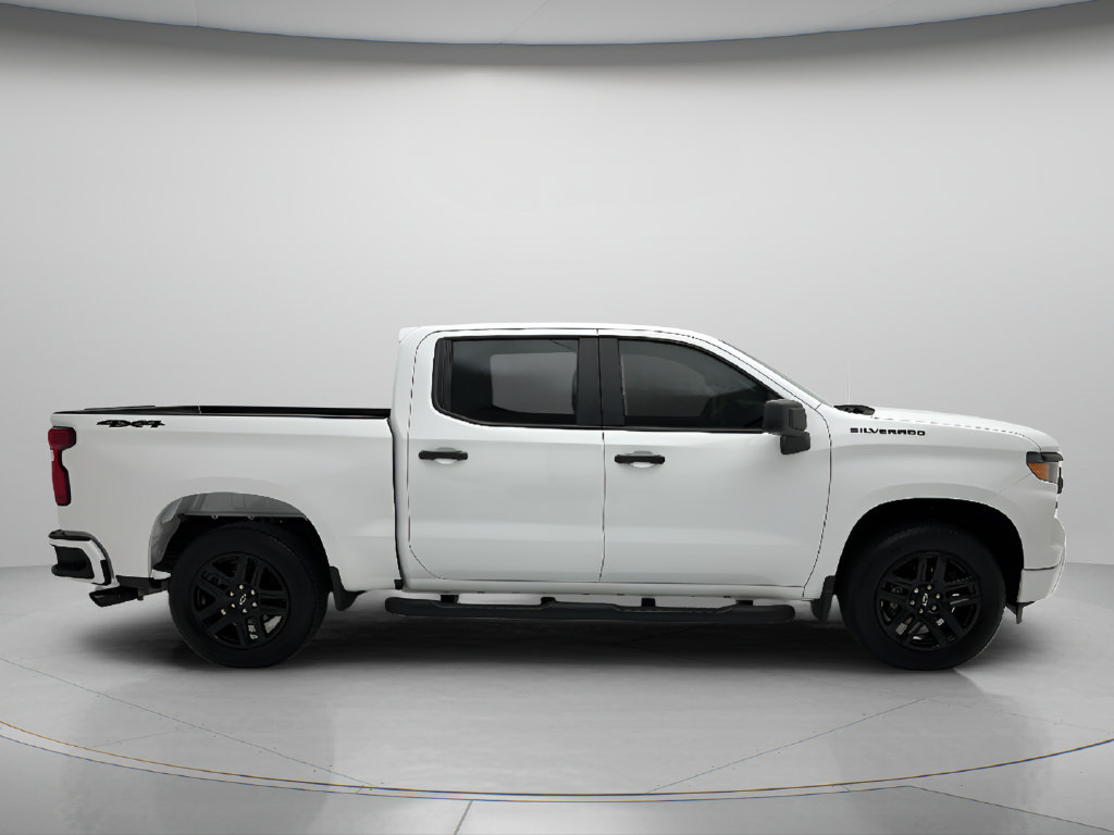 Used 2024 Chevrolet Silverado 1500 Custom w/ Dark Appearance Package AWD/4WD image 4