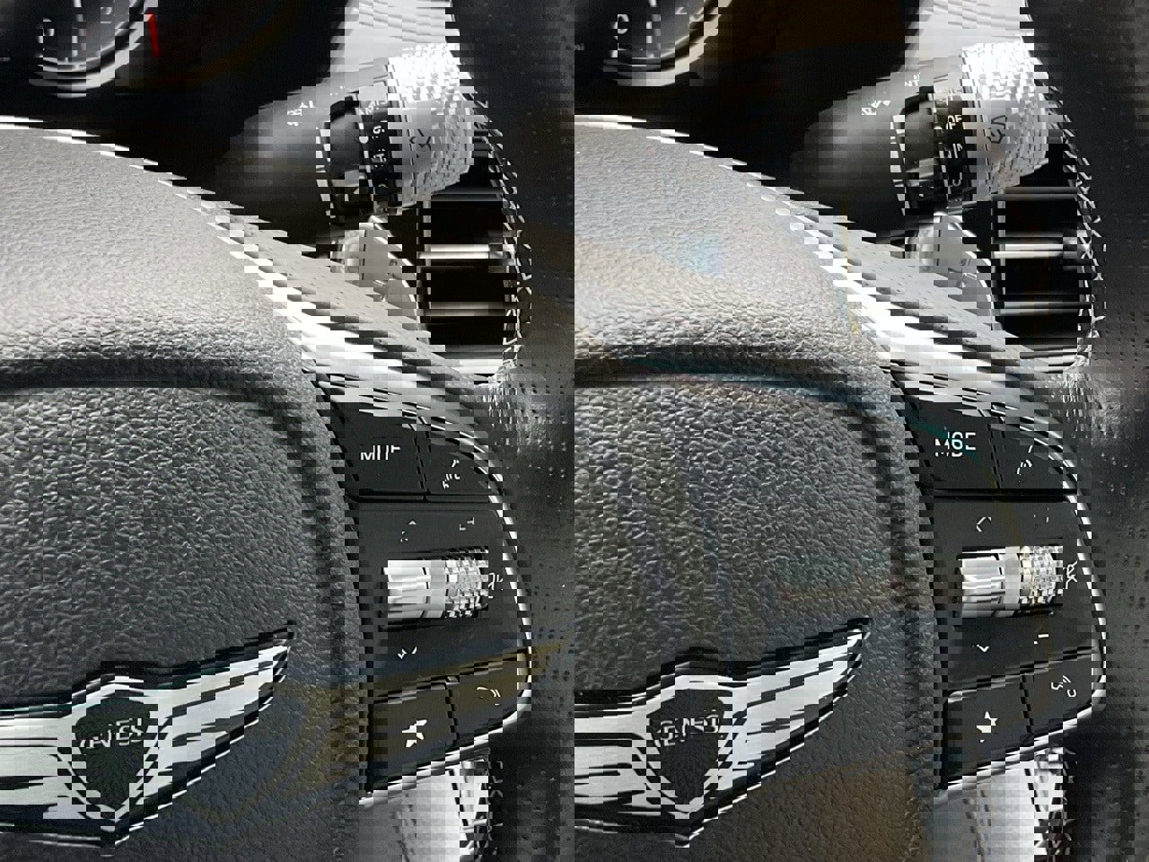 Used 2025 Genesis G70 2.5T image 23