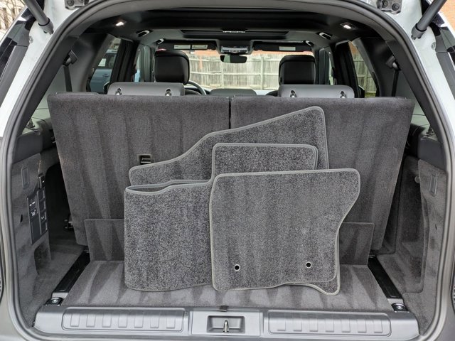 Used 2025 Land Rover Discovery Dynamic SE image 6