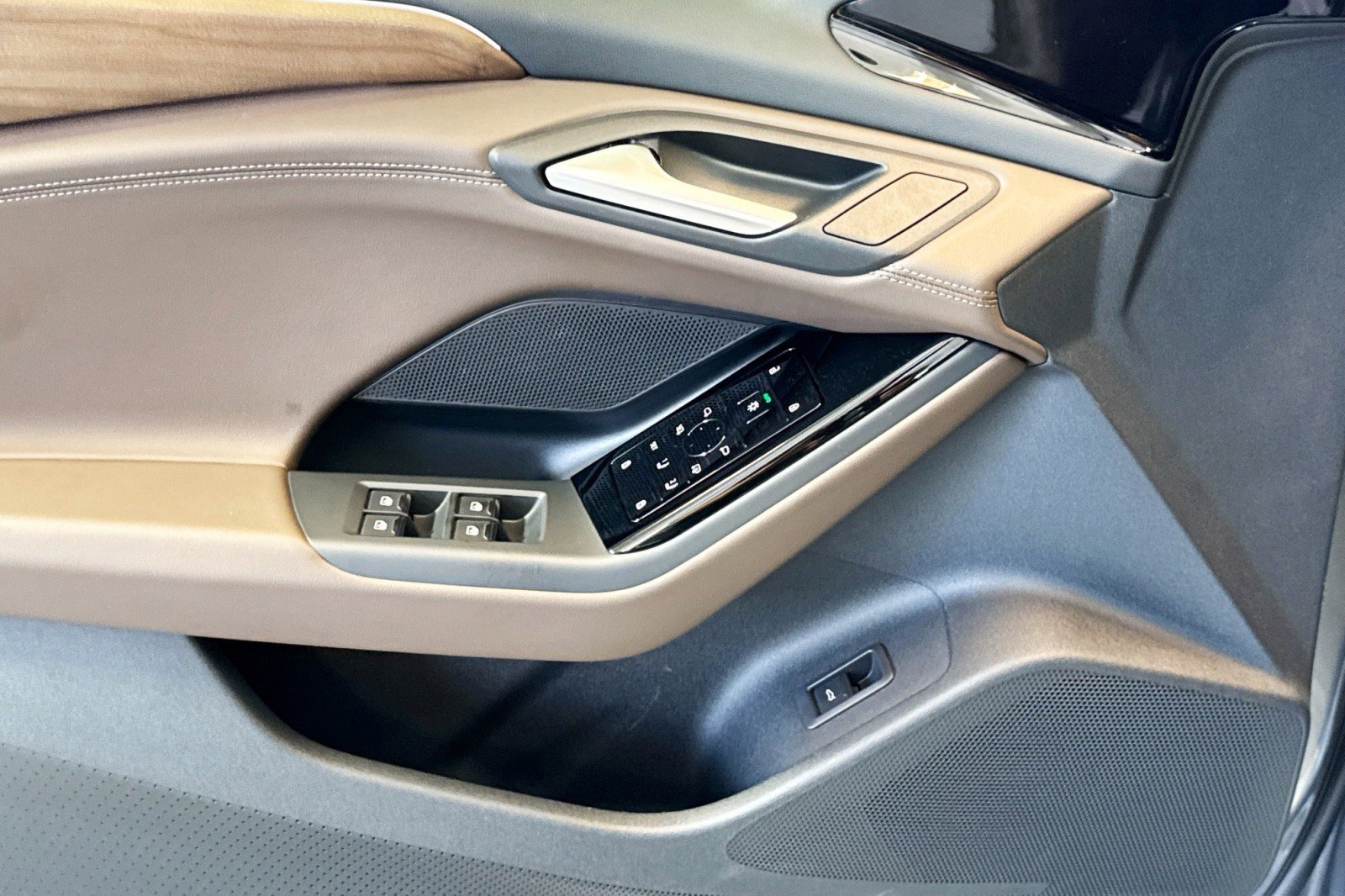 Used 2025 Audi A6 e-tron Premium w/ Convenience Package image 16