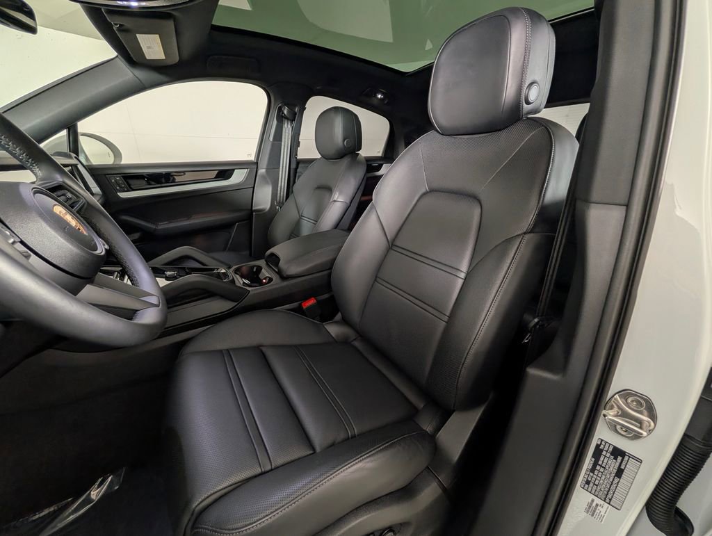 Certified 2025 Porsche Cayenne Coupe image 5