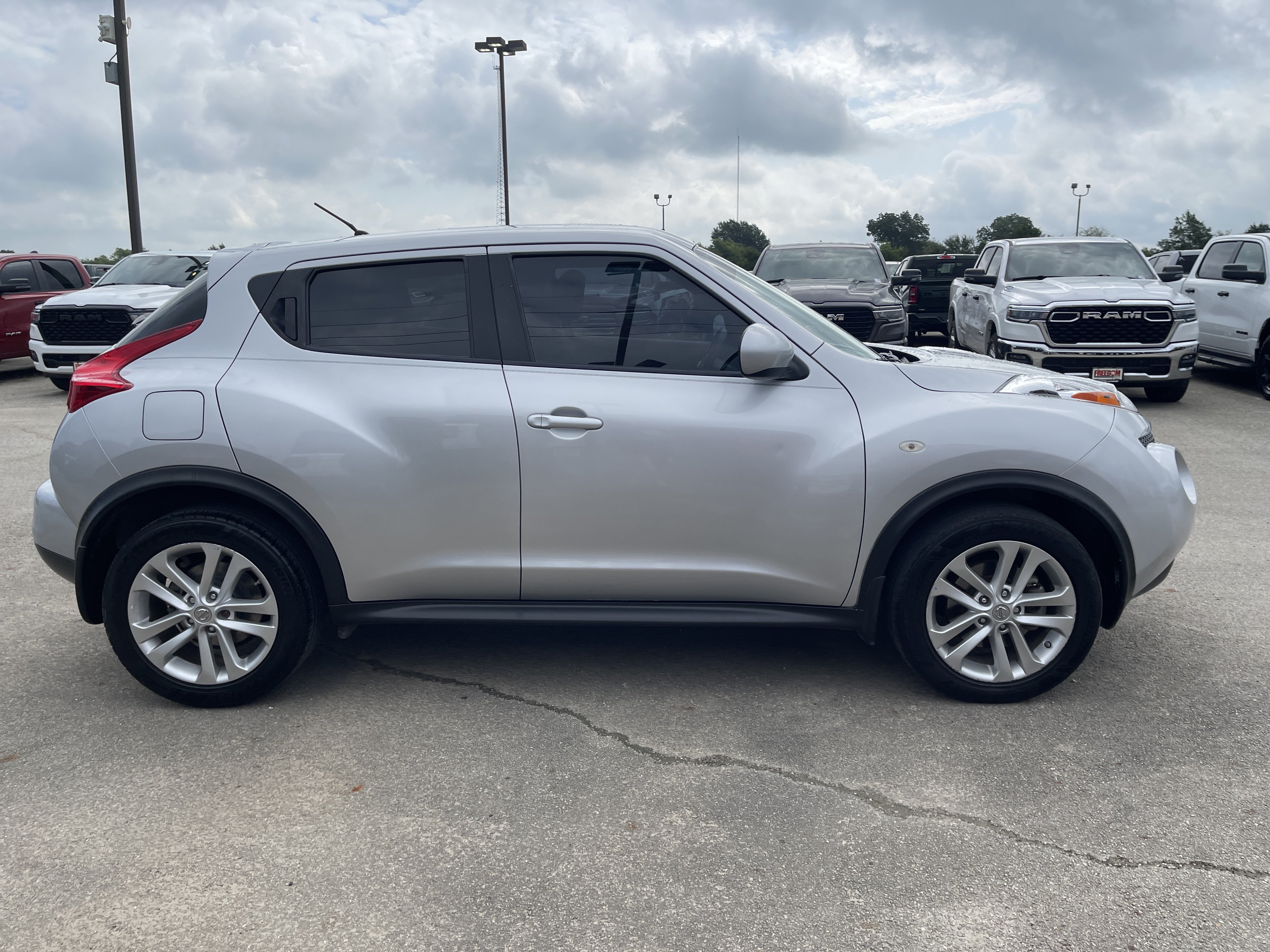 Used 2013 Nissan Juke S FWD image 3
