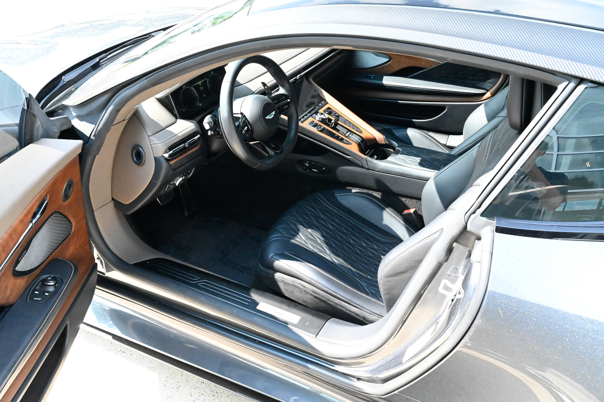 Used 2024 Aston Martin DB12 Coupe RWD image 12