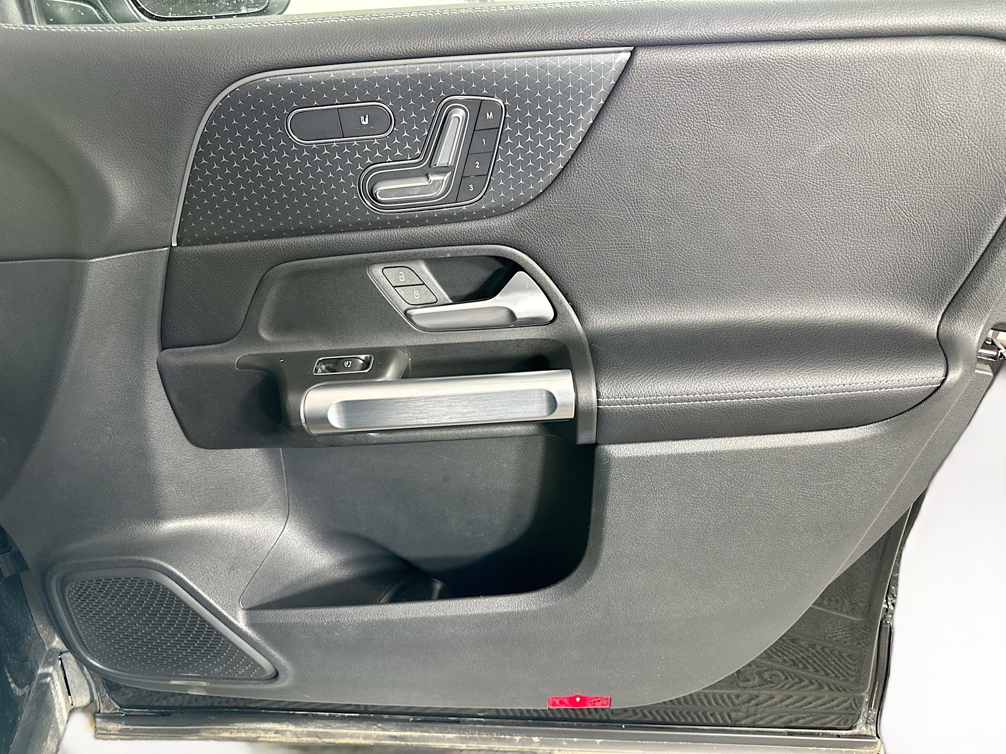 Used 2025 Mercedes-Benz GLB 250 4MATIC image 32