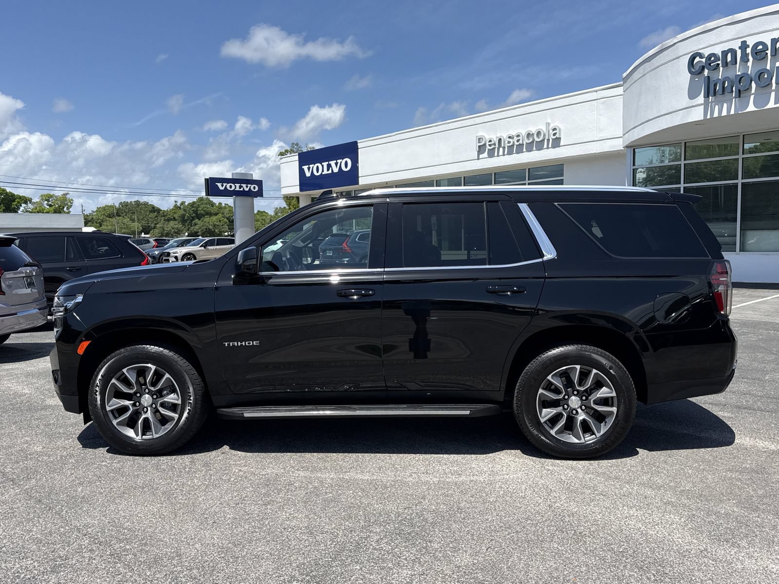 Used 2023 Chevrolet Tahoe LT w/ Luxury Package RWD image 2