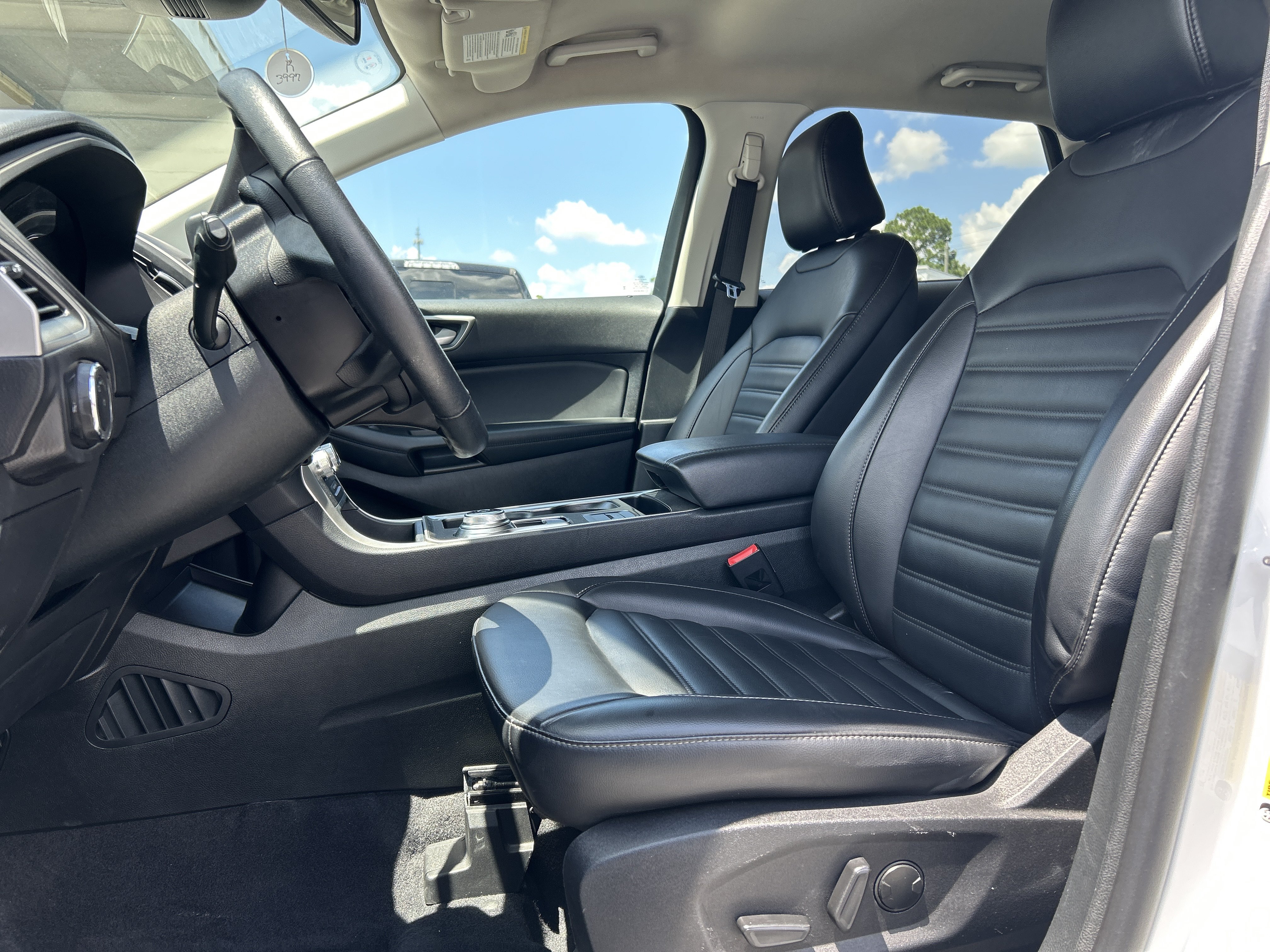 Used 2024 Ford Edge SEL AWD/4WD image 3