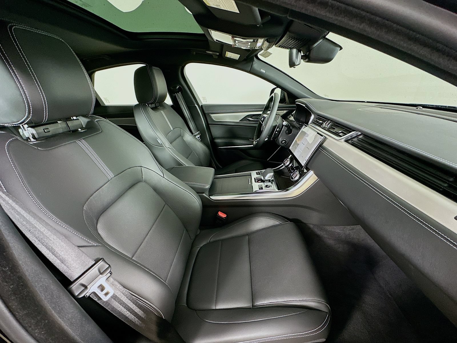 Used 2024 Jaguar XF R-Dynamic SE AWD/4WD image 46