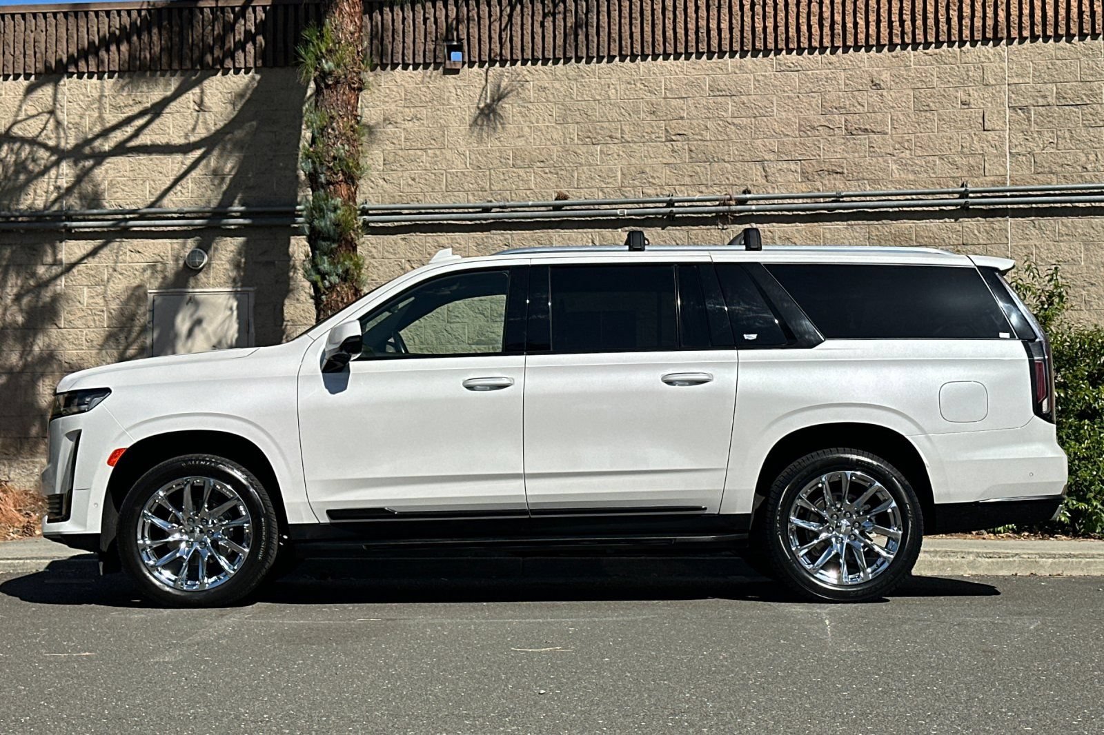 Used 2023 Cadillac Escalade ESV Premium Luxury w/ LPO, Radiant Package AWD/4WD image 6